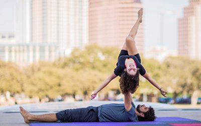 Posizioni Yoga in due. Da facili a difficili, la guida foto e video